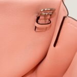 10001封面哈尔赞粉色